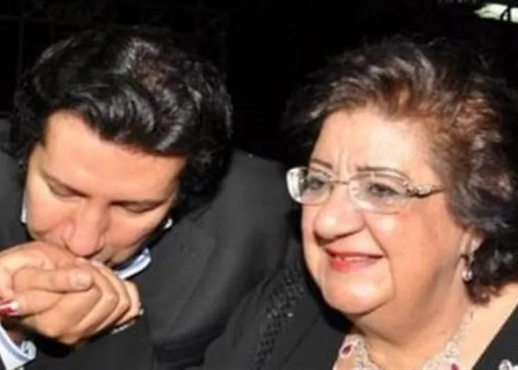 تبرعت بكل ما تملك من ذهب لهؤلاء.. الفنان هاني رمزي يكشف تفاصيل وصية والدته الراحلة